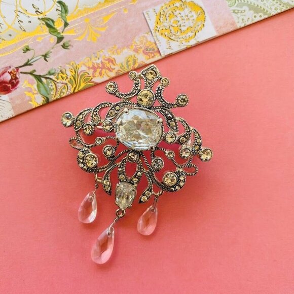 Vintage Monet Clear Crystal Teardrop Silver Victorian Brooch - Picture 6 of 7